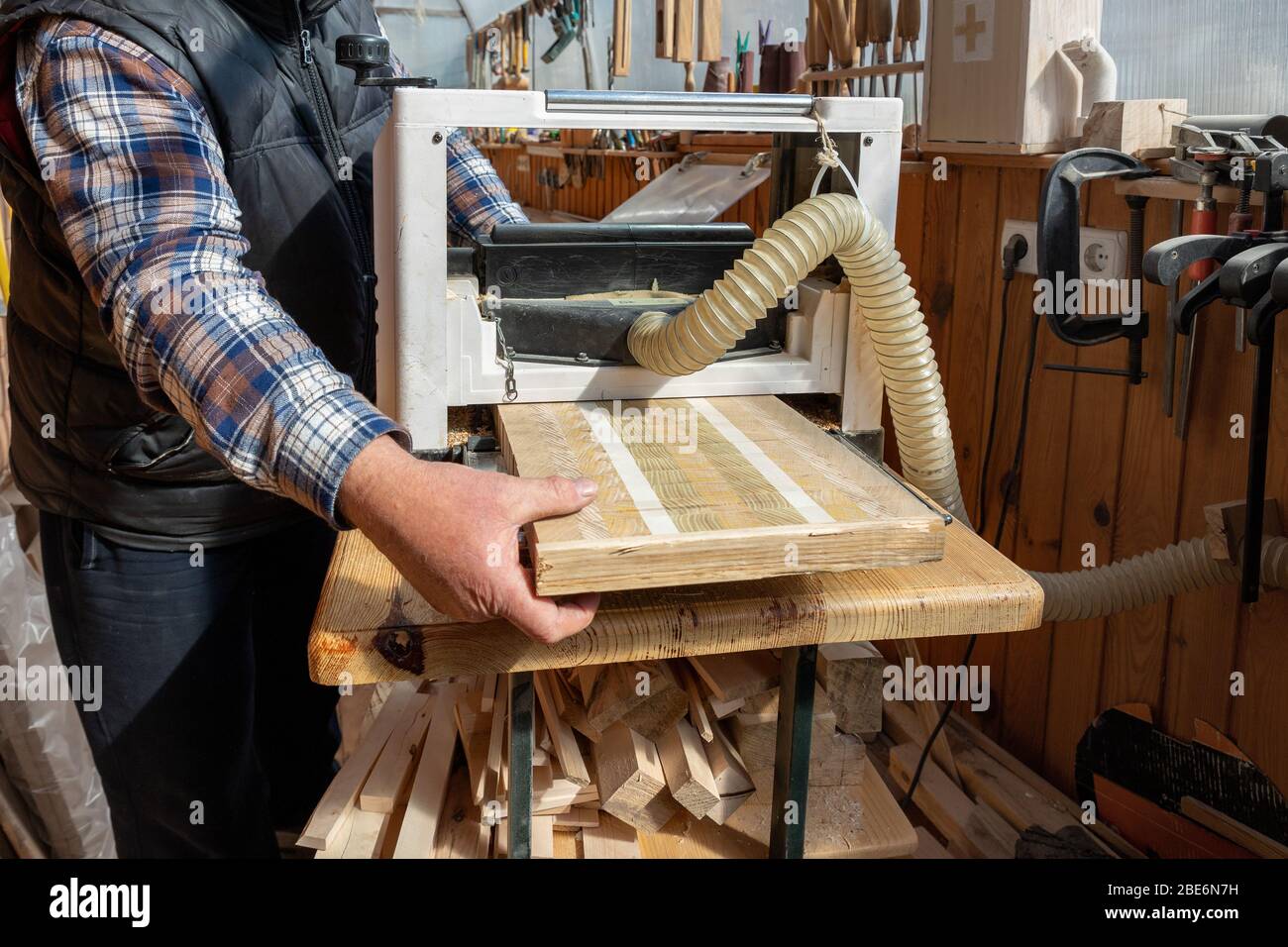 Carpintería artesanal senior en carpintería con muchas herramientas  eléctricas profesionales modernas. Hombre que utiliza máquina de alisado,  ensamblador de abrazadera, circular Fotografía de stock - Alamy
