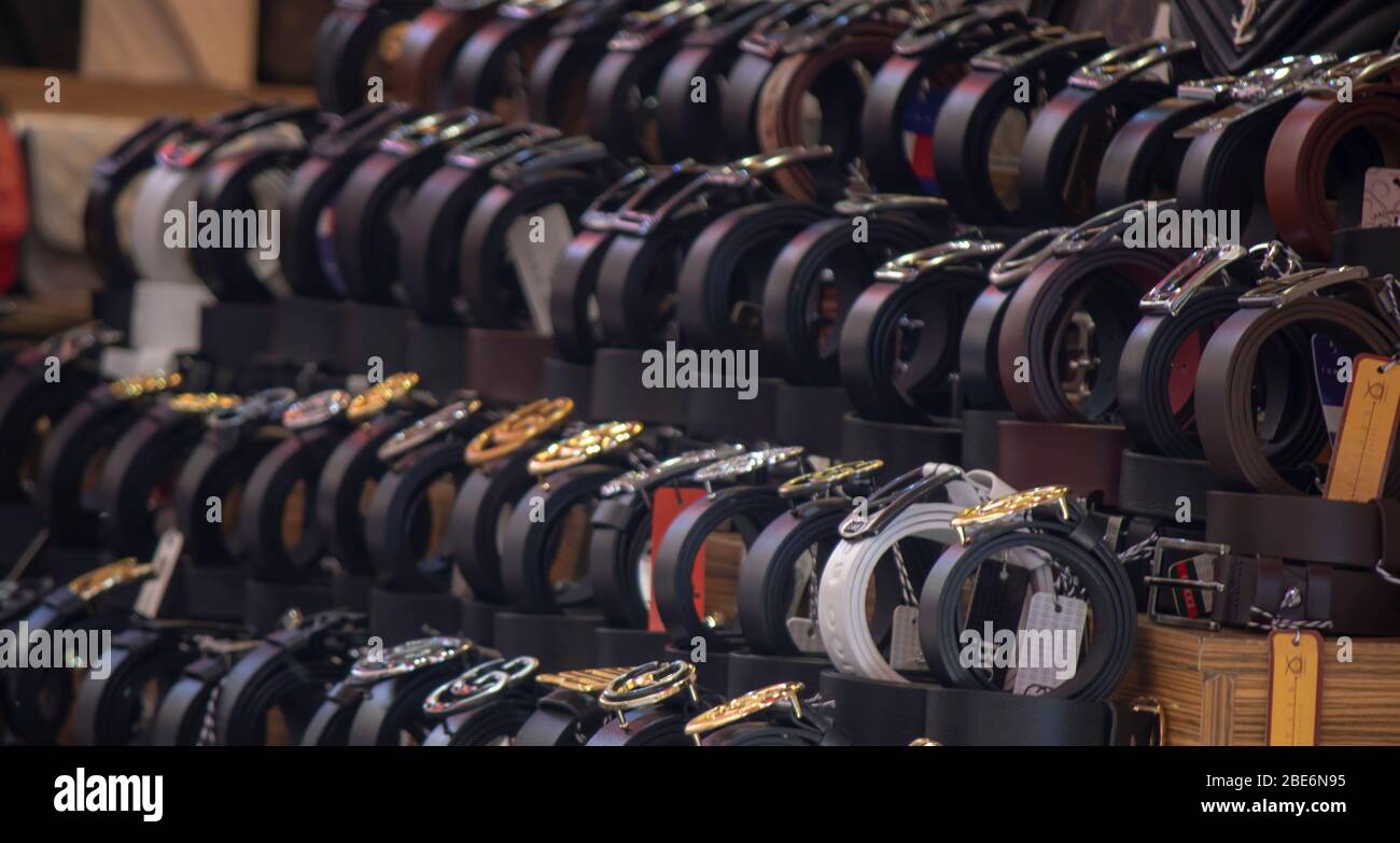 Cinturones de imitación de cintura de marcas caras. Primer plano Fotografía  de stock - Alamy