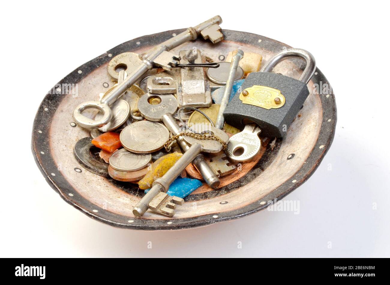 colección de llaves viejas del hogar y bric a brac Foto de stock