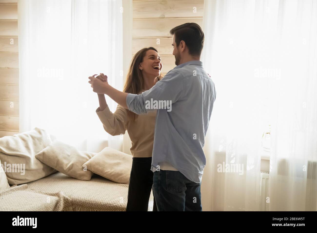 Pareja romántica de jóvenes casados bailando a la música lenta favorita en  la sala de estar Fotografía de stock - Alamy