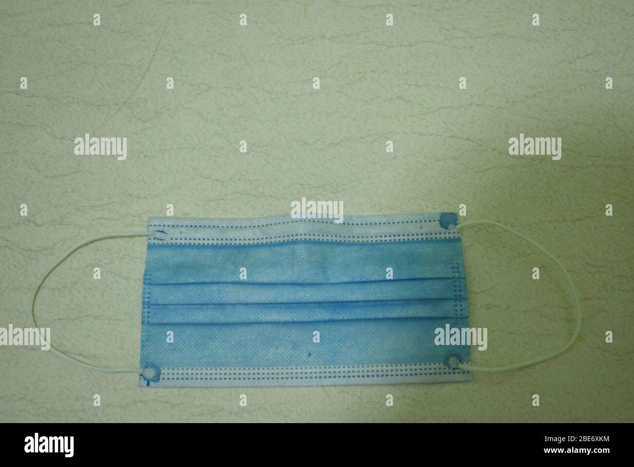 La máscara facial es para proteger contra virus.Máscara de color azul