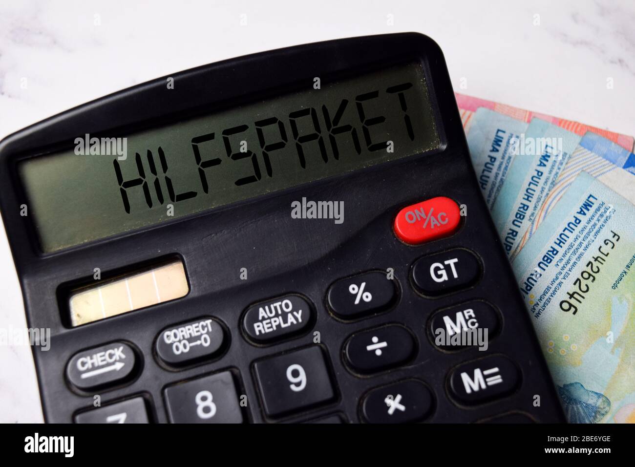Hilfspaket escribe en la calculadora en Office Desk. Foto de stock