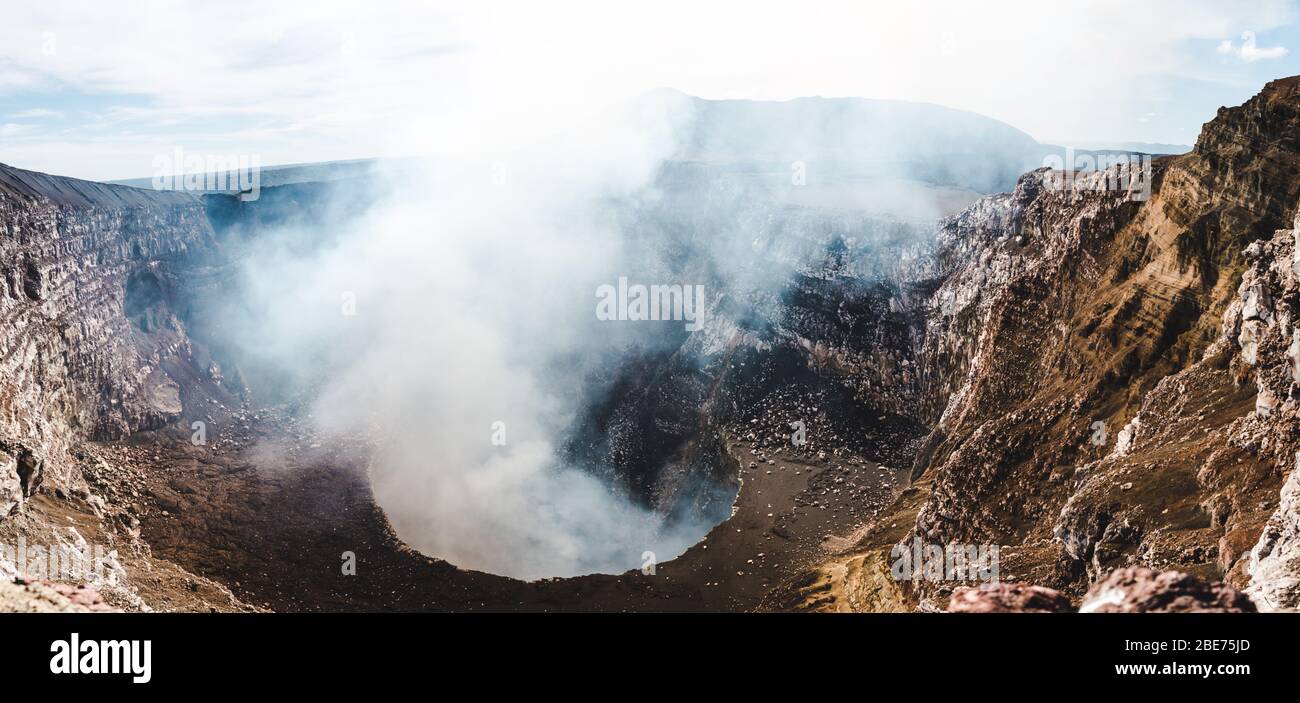 Mirando hacia abajo al cráter de vapor del volcán Masaya, un volcán activo lleno de lava fundida cerca de Granada, Nicaragua Foto de stock