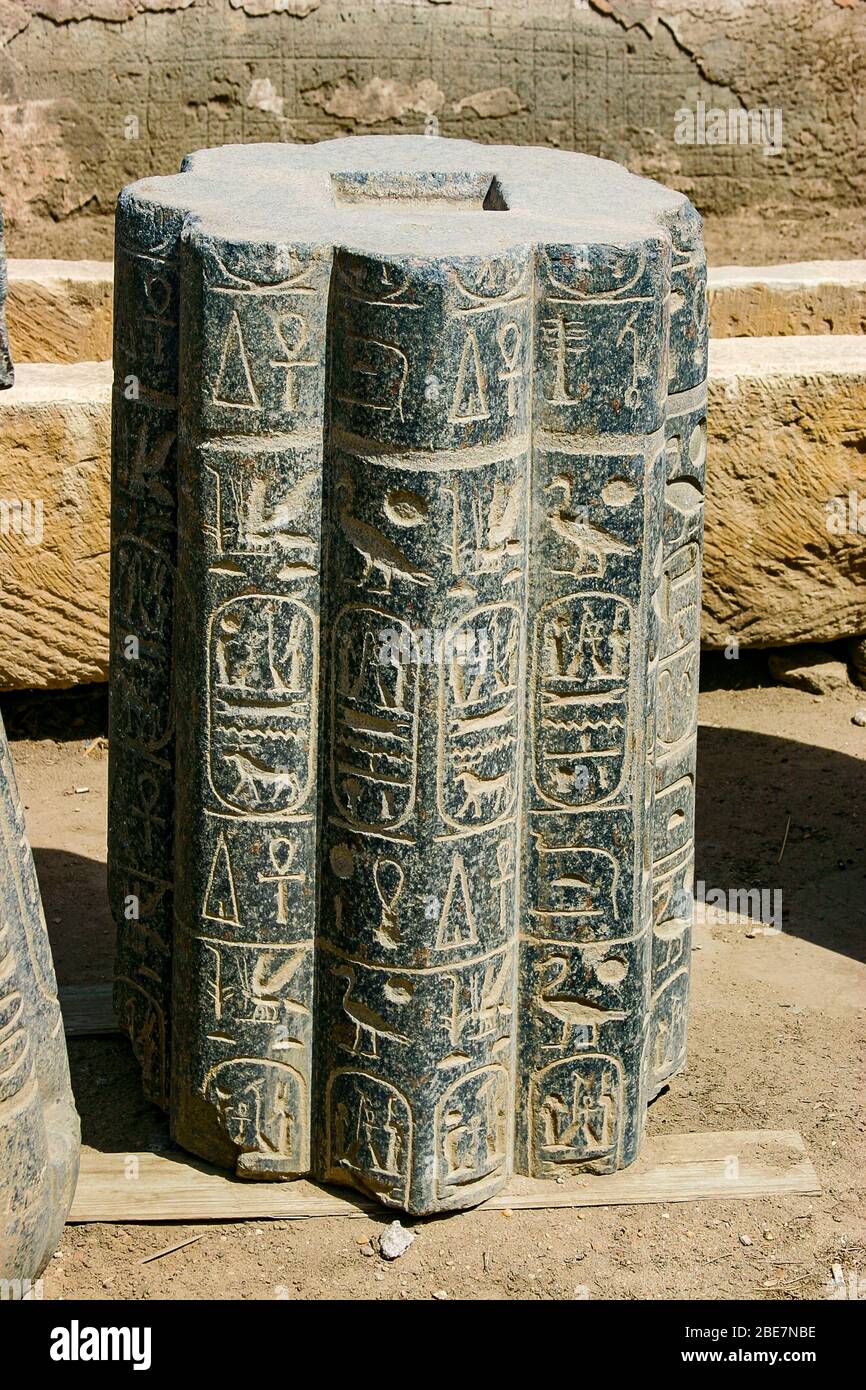 Egipto, el Cairo, Heliópolis, museo al aire libre, parque obelisco. Pieza de una columna, con caricias del rey Merenptah. Foto de stock
