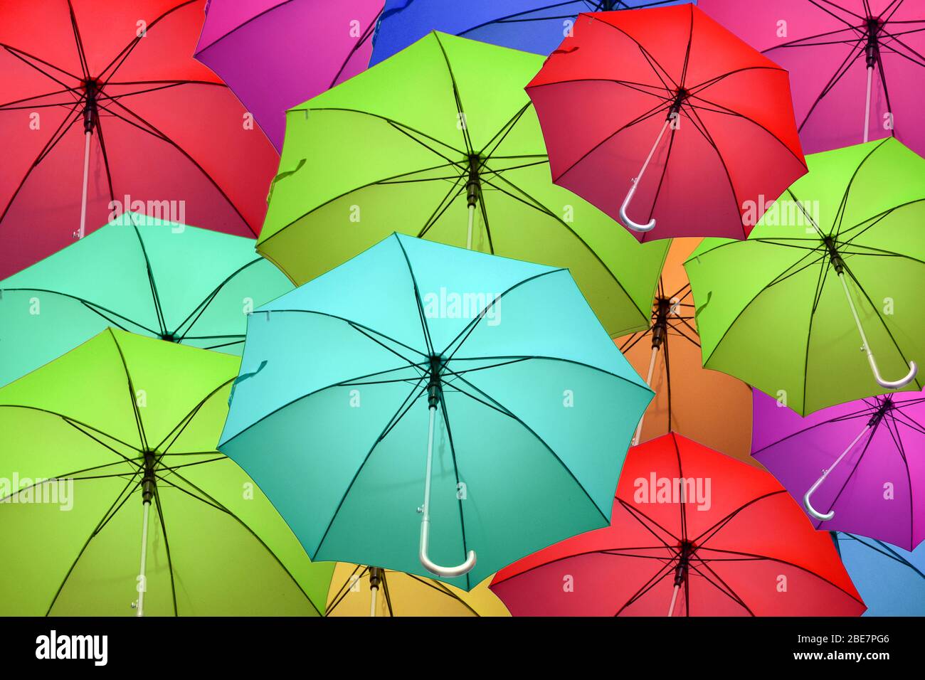 paraguas de colores volando al cielo Fotografía stock - Alamy