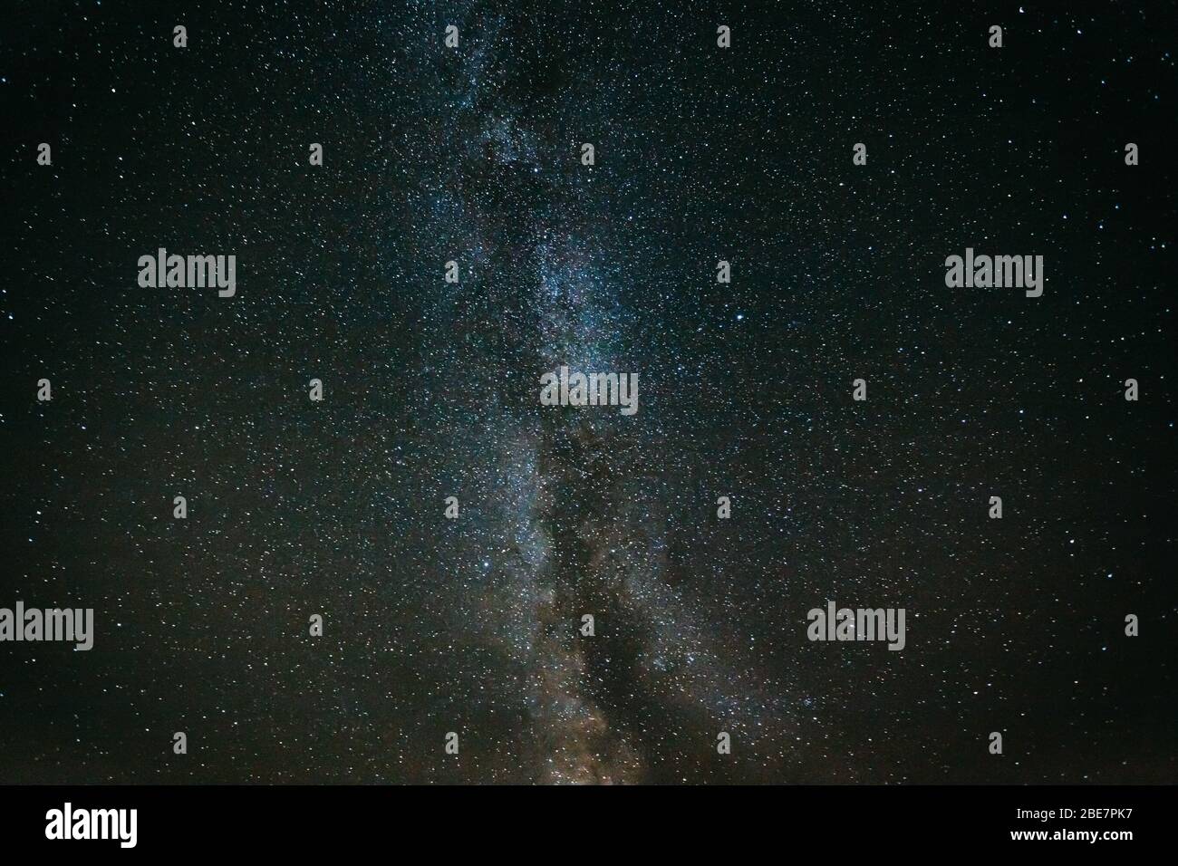 Cielo nocturno natural con estrellas de nuestra Galaxia. Foto Real de fondo  del cielo estrellado Fotografía de stock - Alamy