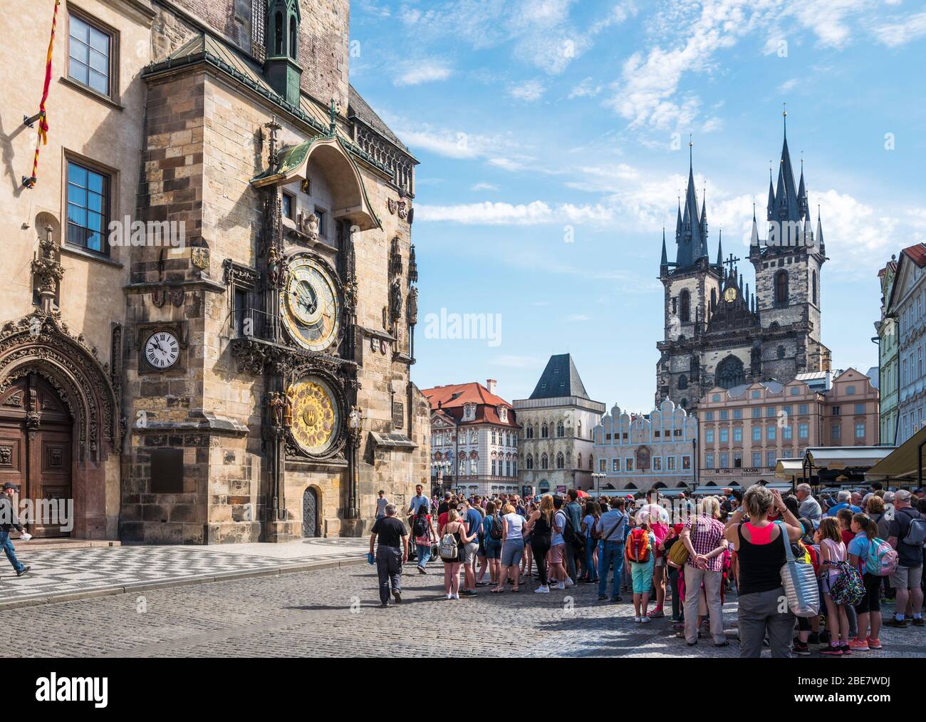 El Reloj Astronómico (1410) en la Plaza de la Ciudad Vieja es un reloj astronómico medieval en Praga, República Checa. Foto de stock