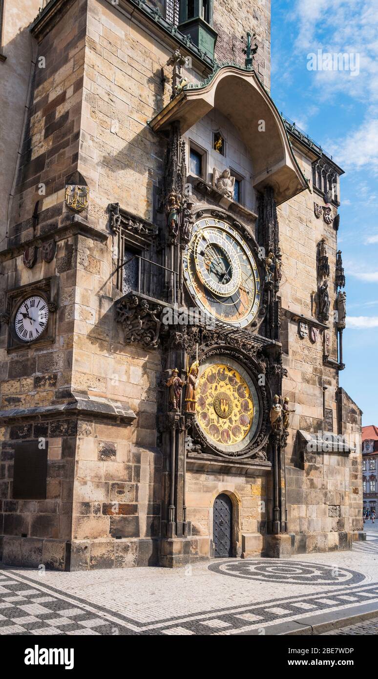 El Reloj Astronómico (1410) en la Plaza de la Ciudad Vieja es un reloj astronómico medieval en Praga, República Checa. Foto de stock