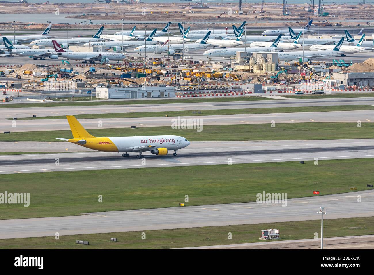 Lantau, Hong Kong - 10 de abril de 2020 : el avión de carga de Air Hong Kong está en funcionamiento para despegue en la pista, todo el espacio de estacionamiento está completamente ocupado debido a Foto de stock