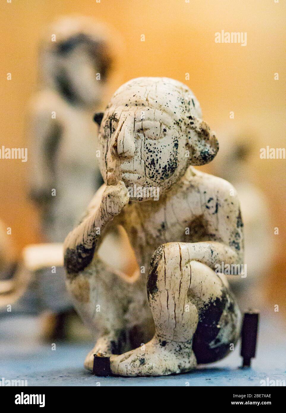 Egipto, el Cairo, Museo Egipcio, estatuilla procedente de Tell el Farkha, período Dynástico temprano, en tusk hipopótamo. Niño sentado. Foto de stock
