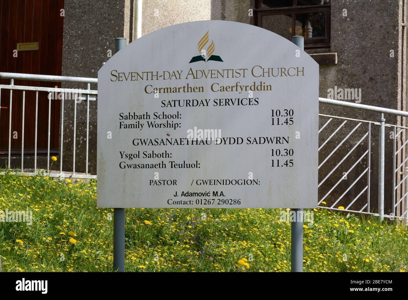 Letrero bilingüe en galés e inglés para la Iglesia Adventista del Séptimo  día Fotografía de stock - Alamy