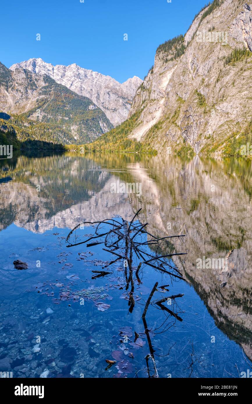 El hermoso parque Obersee en los Alpes bávaros con un reflejo de las montañas en el agua Foto de stock