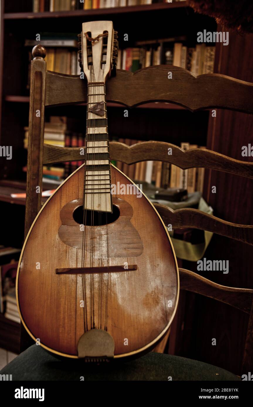 Guitarra antigua mandolina en un ambiente retro - composición verical  Fotografía de stock - Alamy