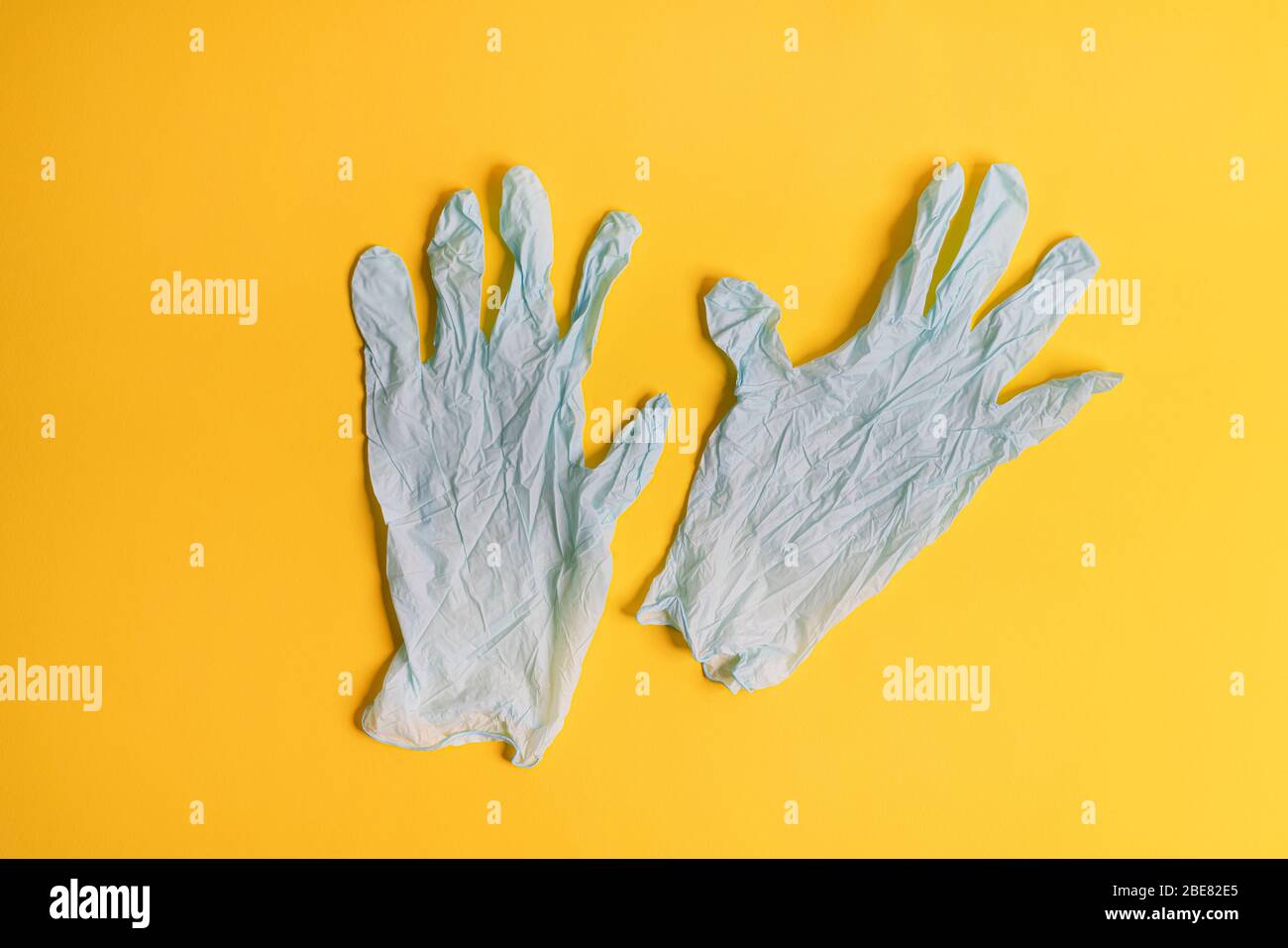 guantes de látex desechables sobre una superficie de color Foto de stock