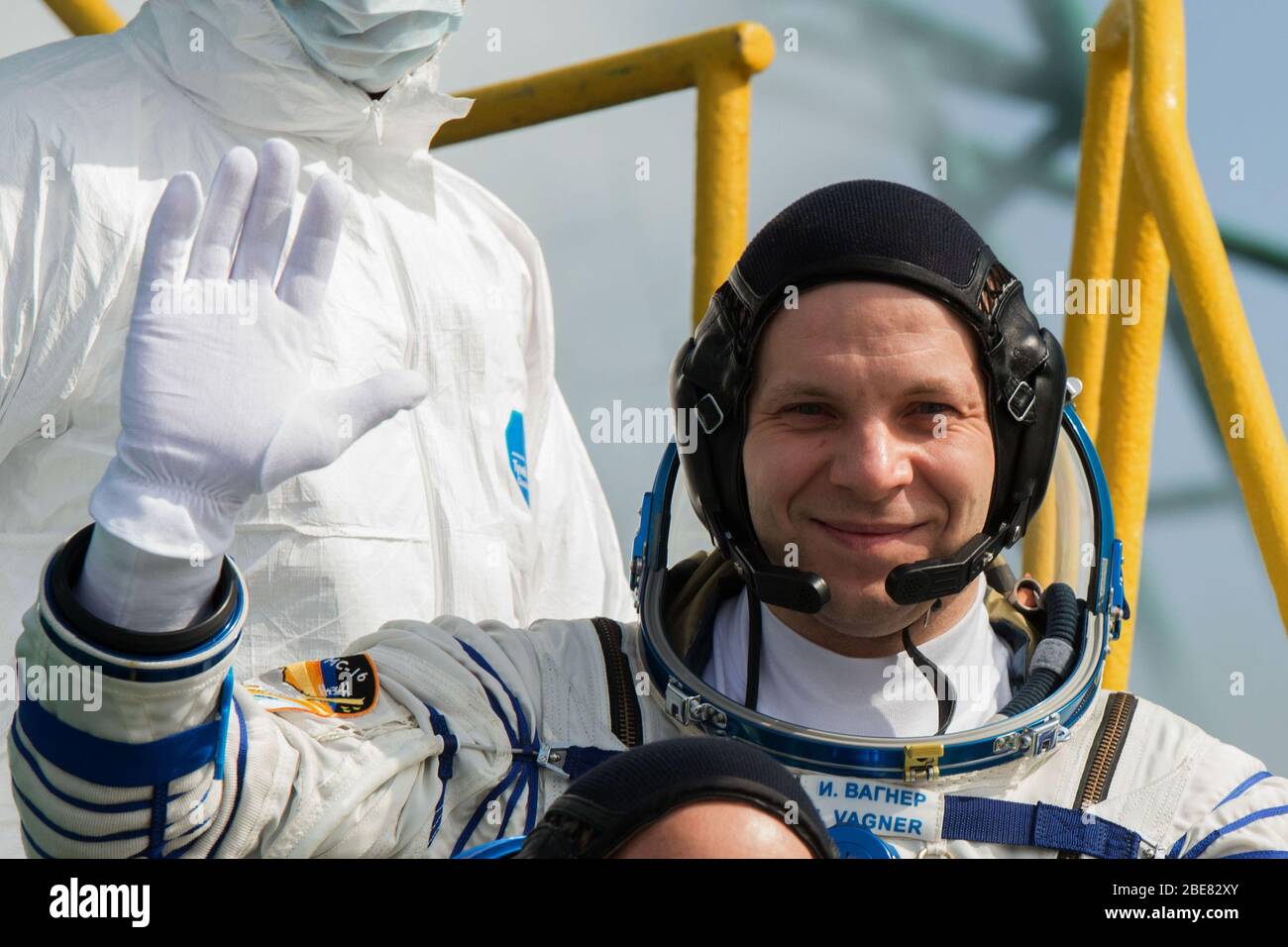 BAIKONUR, KAZAJSTÁN - 09 de abril de 2020 - expedición 63 el miembro de la tripulación Ivan Vagner de Roscosmos se despide de él, Chris Cassidy de la NASA, y Anatoly Ivani Foto de stock