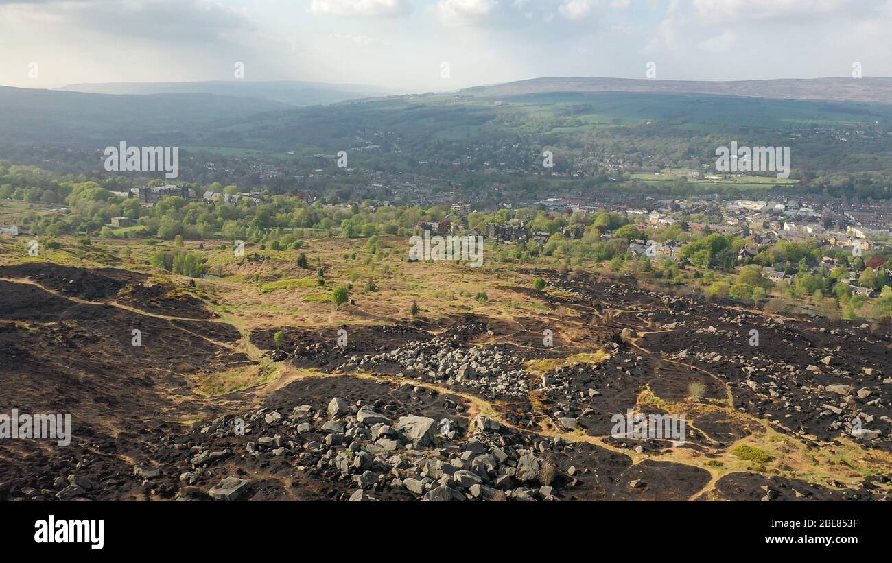 Daños por incendio en Ilkley Moor. Foto aérea capturada el 29 de abril de 2019 mostrando daños causados por recientes incendios en las tierras de los páramos en West Yorshire, Reino Unido Foto de stock
