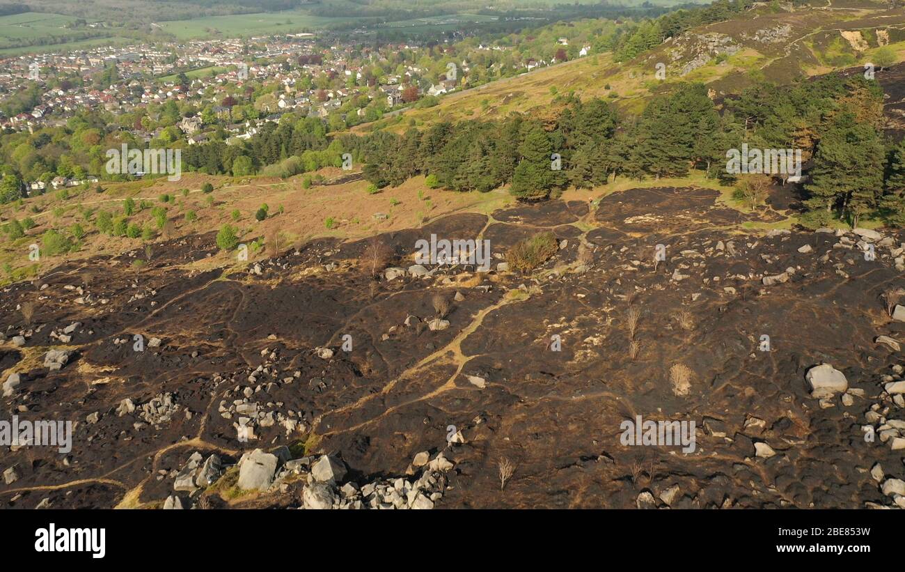 Daños por incendio en Ilkley Moor. Foto aérea capturada el 29 de abril de 2019 mostrando daños causados por recientes incendios en las tierras de los páramos en West Yorshire, Reino Unido Foto de stock