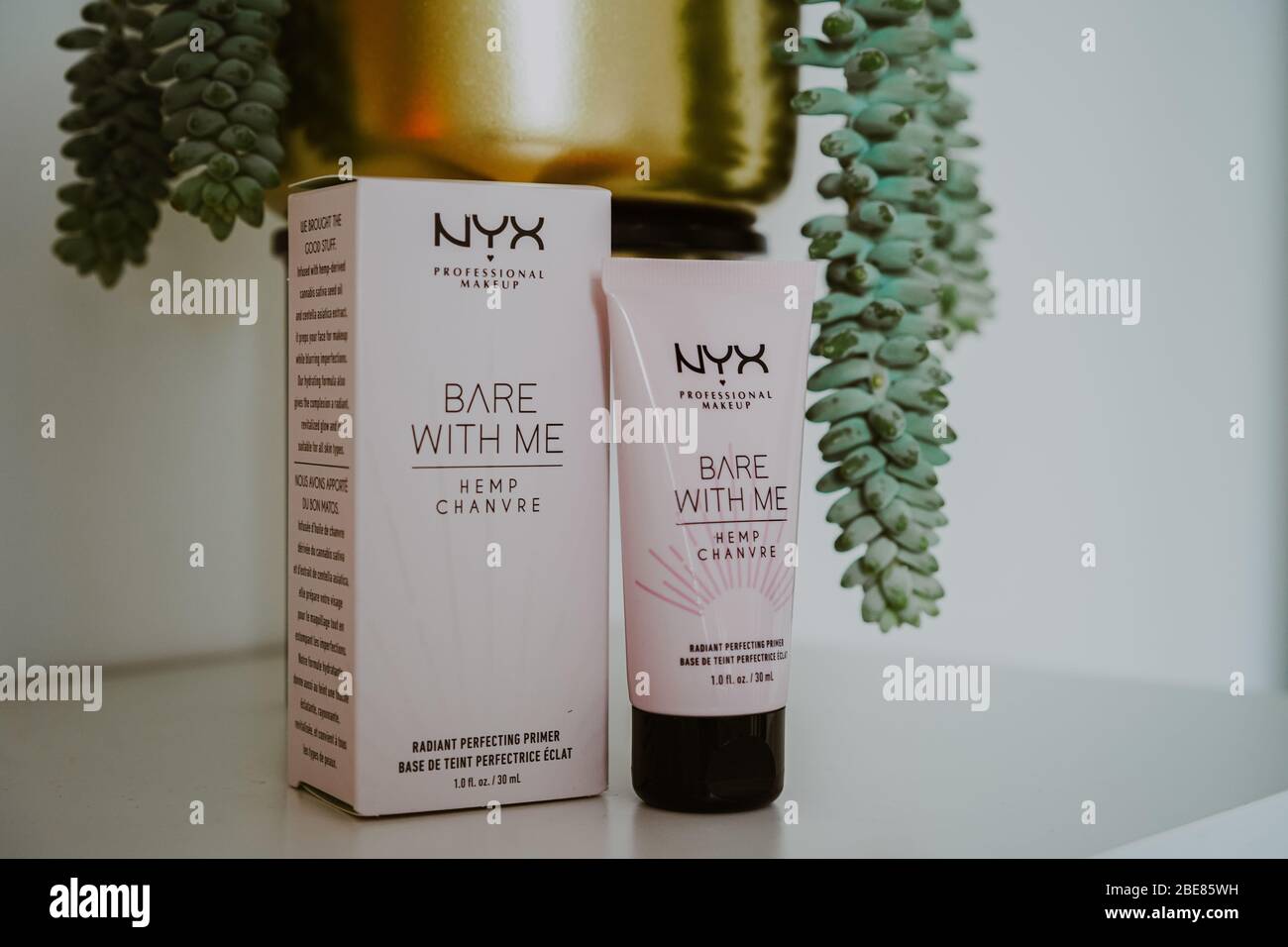 MAQUILLAJE profesional NYX Bare con mí Hemp primer de perfeccionamiento radiante Foto de stock