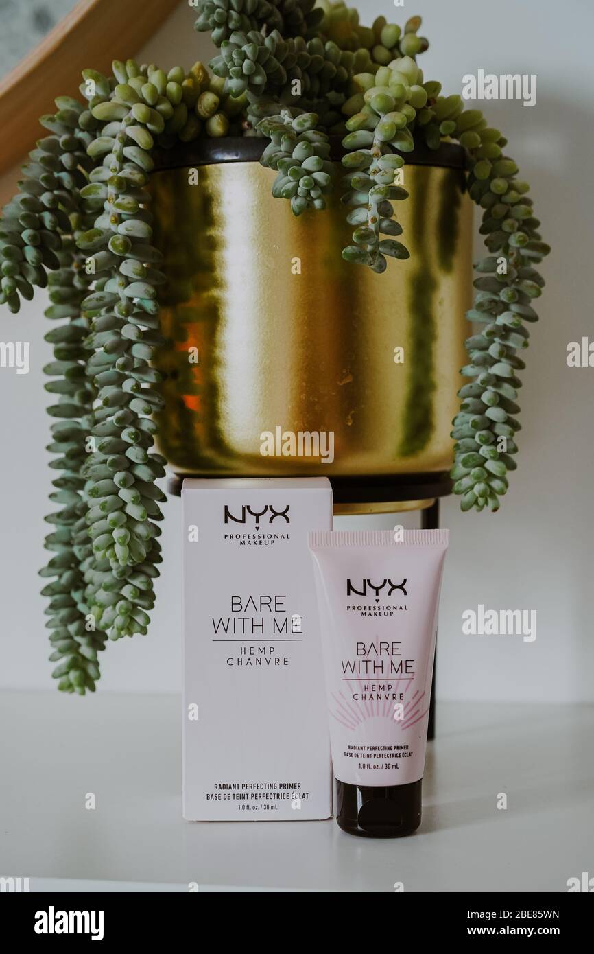 MAQUILLAJE profesional NYX Bare con mí Hemp primer de perfeccionamiento radiante Foto de stock