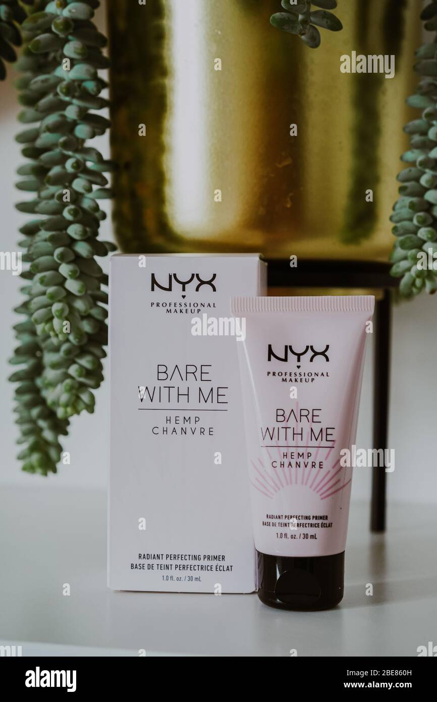 MAQUILLAJE profesional NYX Bare con mí Hemp primer de perfeccionamiento radiante Foto de stock