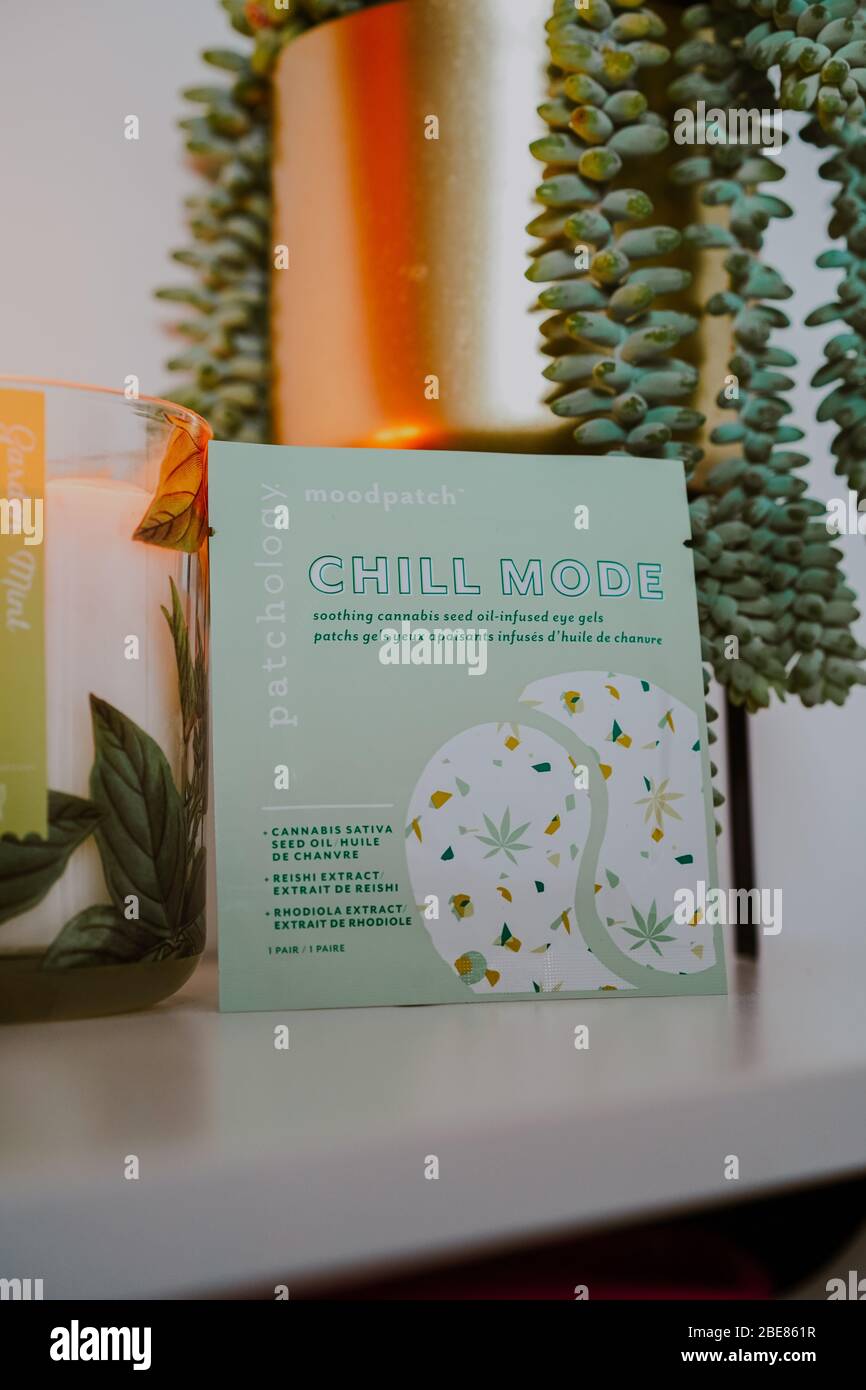Geles de ojos en modo Chill que contienen aceite de semillas Sativa de cannabis Foto de stock