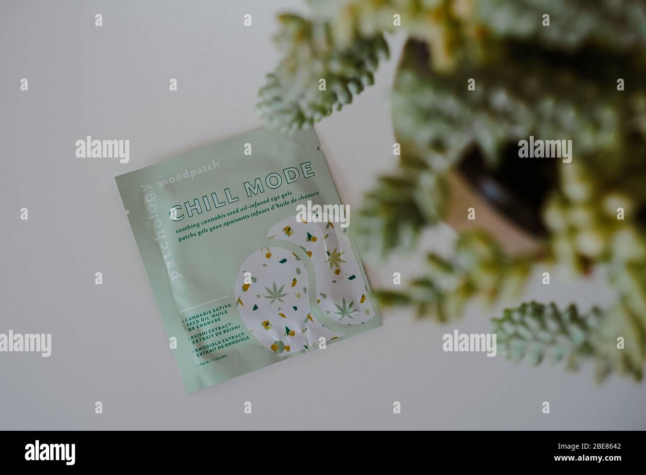 Geles de ojos en modo Chill que contienen aceite de semillas Sativa de cannabis Foto de stock