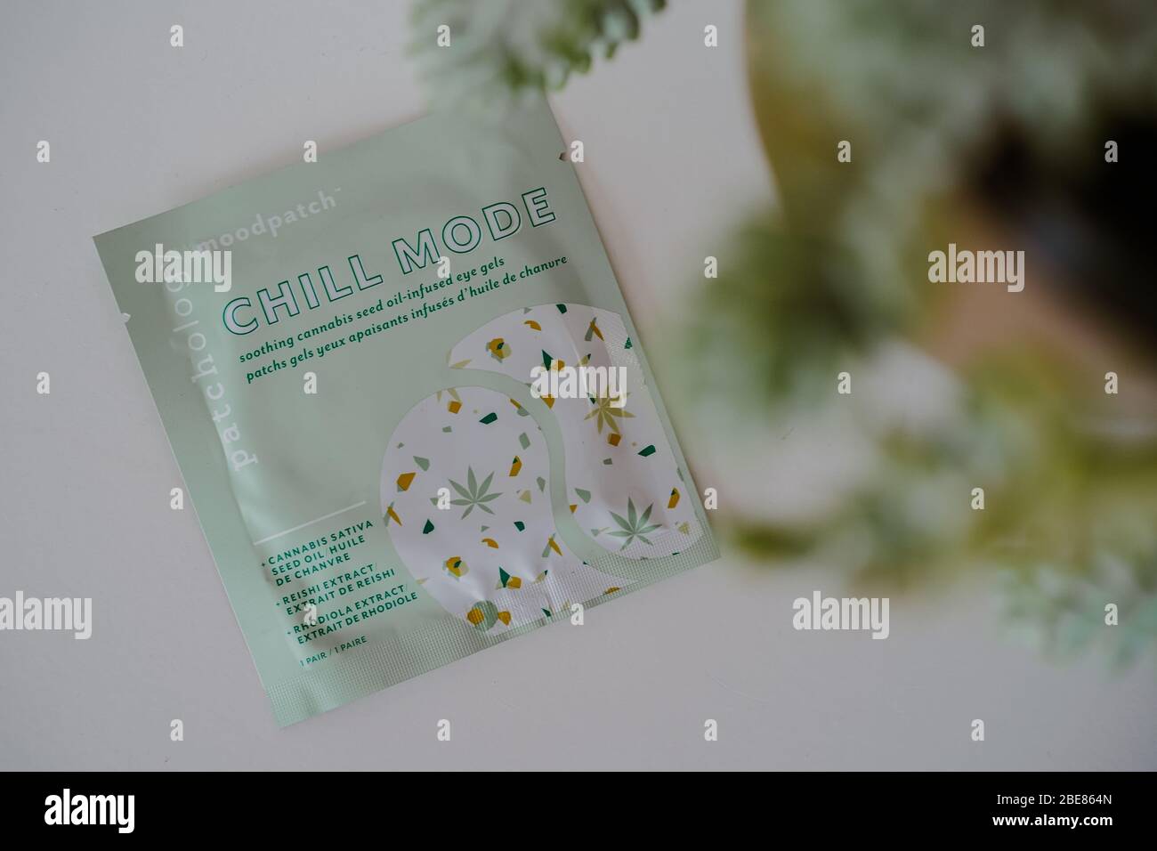 Geles de ojos en modo Chill que contienen aceite de semillas Sativa de cannabis Foto de stock