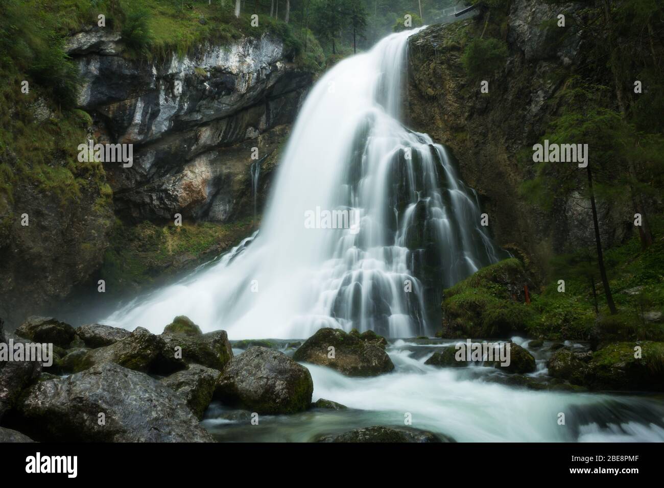 Pintoresca escena dinámica de cascada en los alpes austriacos en ángulo bajo Foto de stock