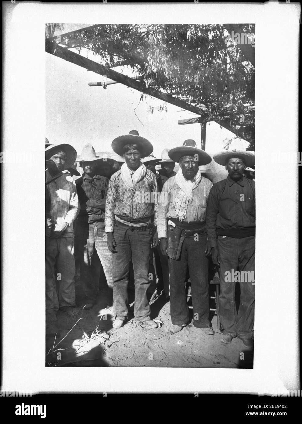 Dos sombreros de dosel Imágenes de stock en blanco y negro - Alamy