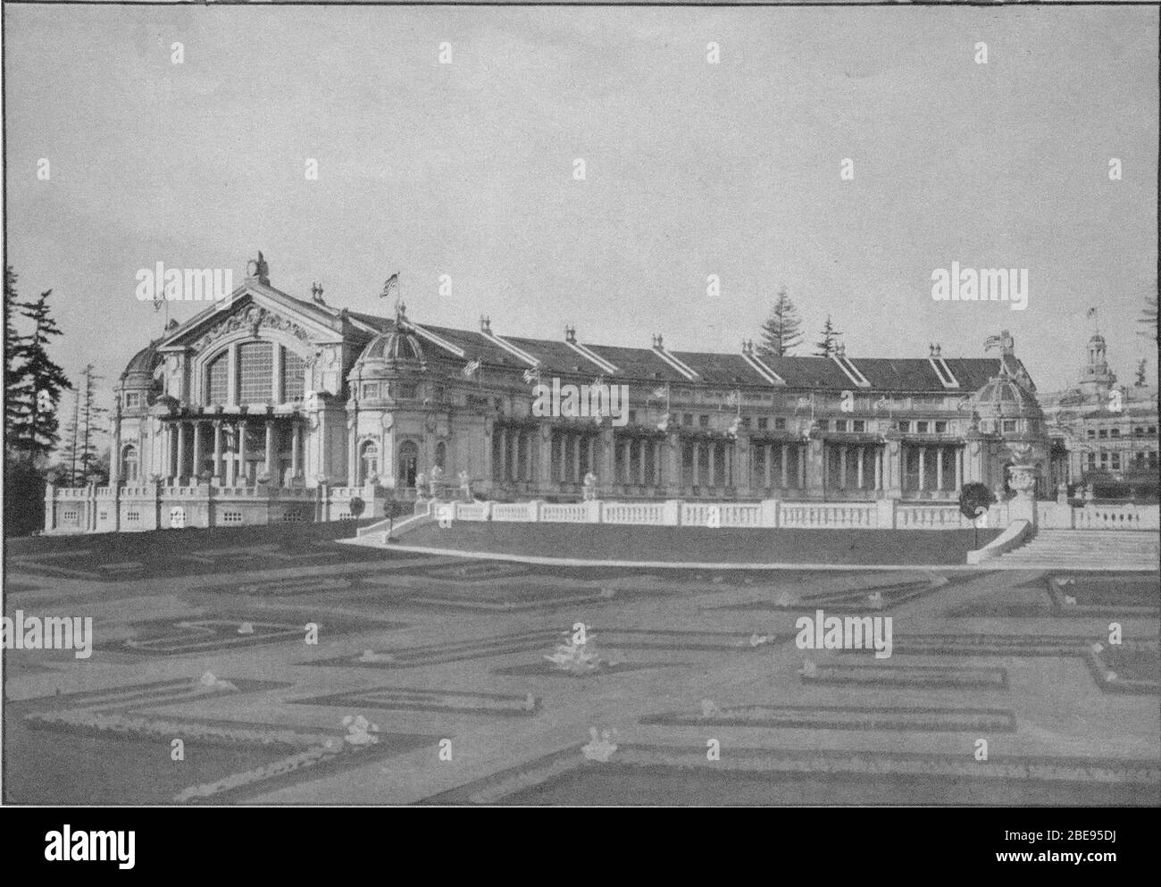 Como Se Dice Edificio En Inglés Inglés: Edificio Agrícola, exposición Alaska-Yukon-Pacífico, Seattle,  Washington. La leyenda dice parte de los Jardines formales. Jardín formal  en primer plano. Detrás de eso a la derecha está la cerca baja alrededor de