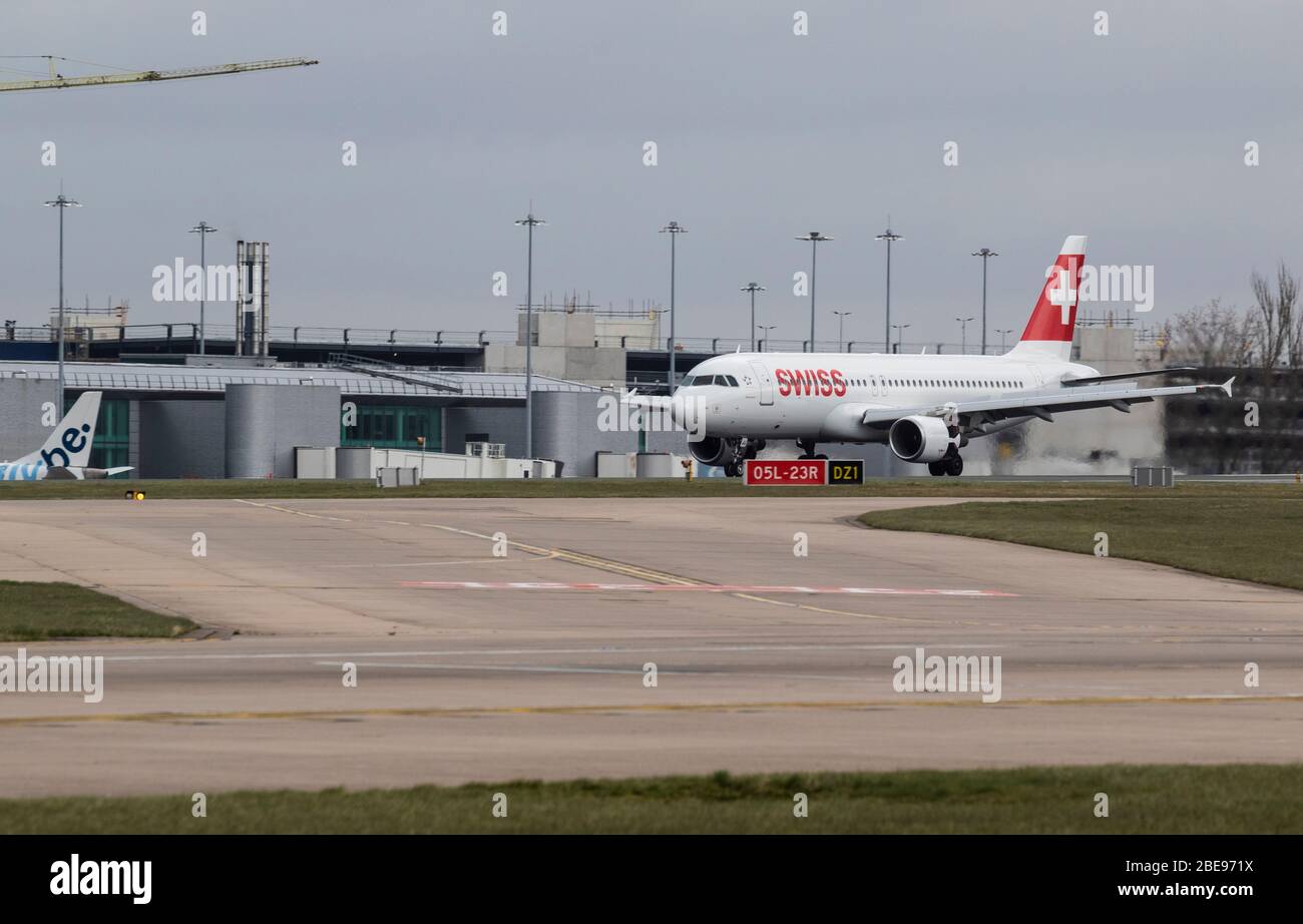 Aterrizaje suizo A320 en Manchester Foto de stock