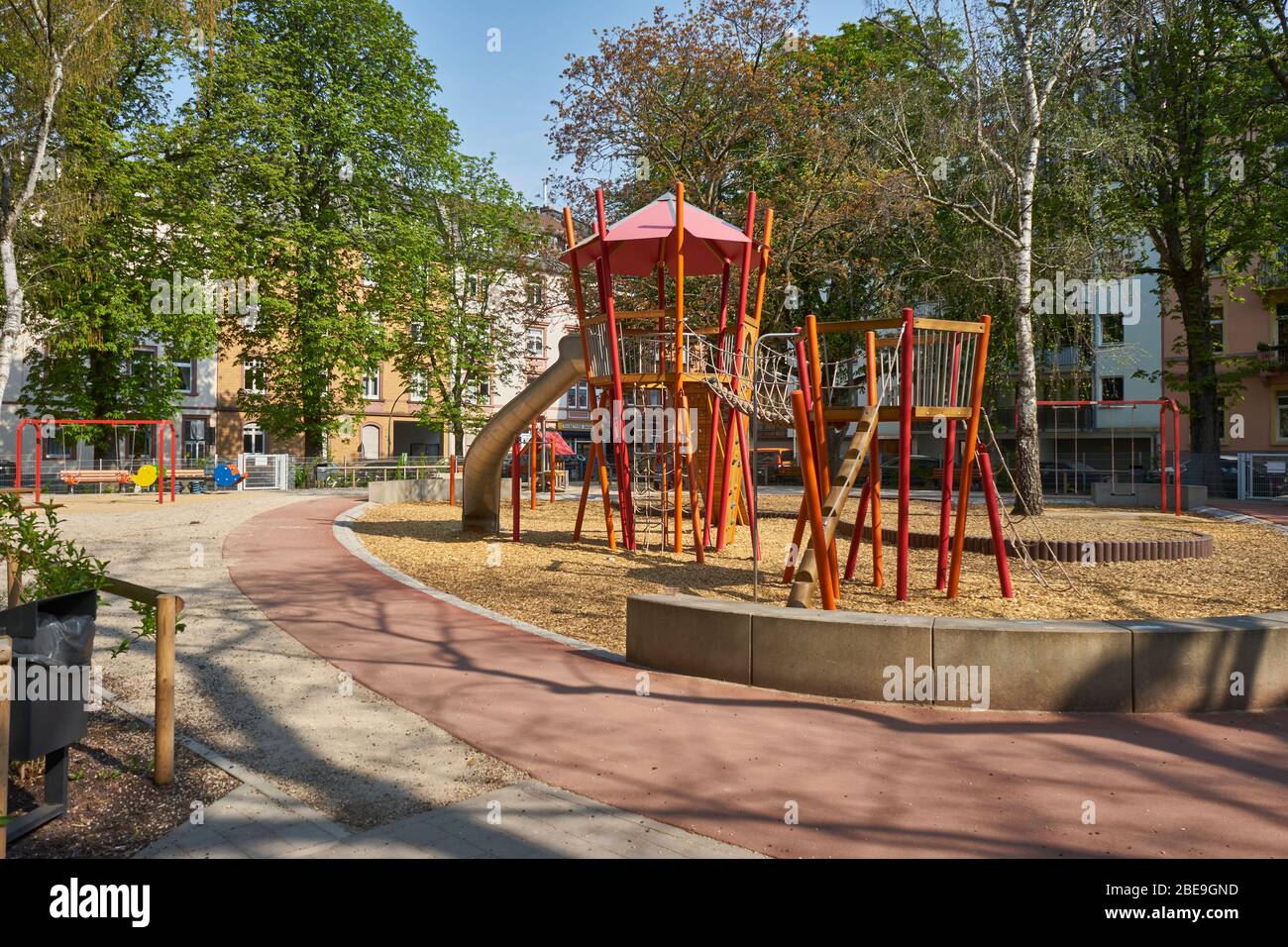 Spielplatz, wegen dem Coronavius geschlossen, Bockenheim, Frankfurt am Main, Deutschland Foto de stock