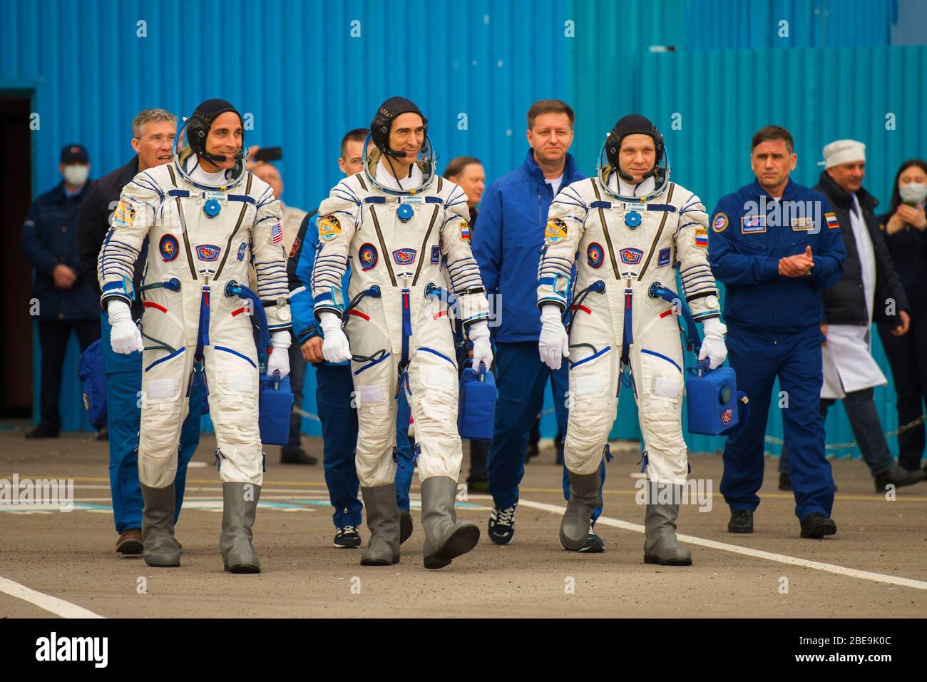 BAIKONUR, KAZAJSTÁN - 09 de abril de 2020 - expedición 63 miembros de la tripulación Chris Casdy de la NASA, izquierda, Anatoly Ivanishin, centro, e Ivan Vagner de Roscosmos, Foto de stock
