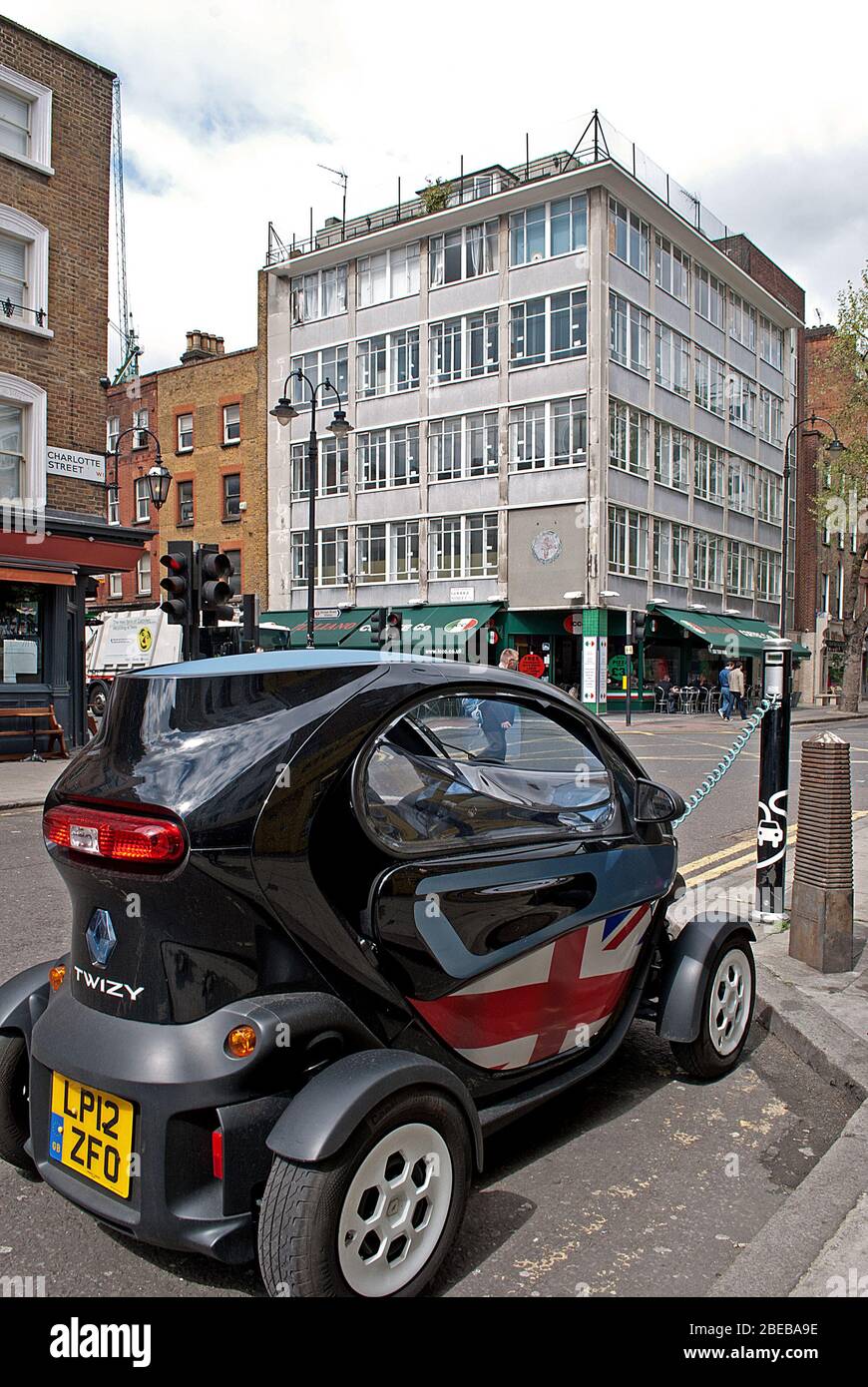 Black Twizy City Car 46 Googge St, Fitzrovia, Londres W1T Foto de stock