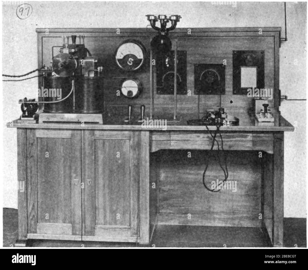 Español: Una de las primeras estaciones de radiotelefonía de voz AM  utilizadas en los barcos, 1919, realizada por J. Berliner Co. De Viena.  Utiliza un transmisor de radio de arco Poulsen de