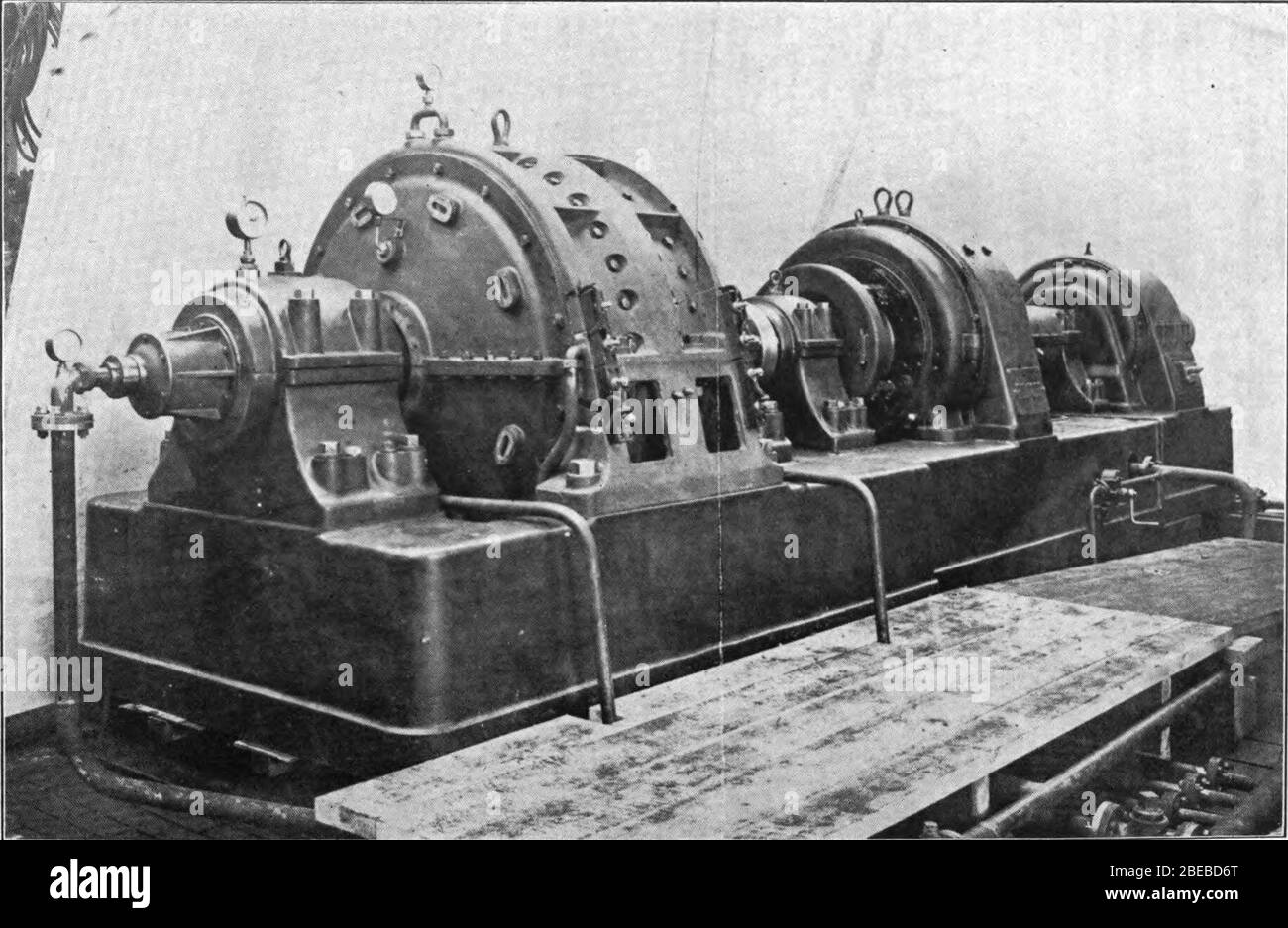 Español: Un alternador Bethenod-Latour, una máquina rotativa especializada  que genera corriente de radiofrecuencia, inventada durante la primera  Guerra Mundial por Marius Latour y Joseph Bethenod, que y fue utilizado  como un transmisor