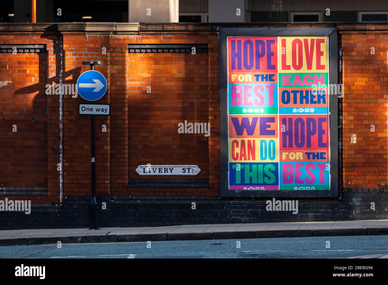 Cartel en una pared, Livery Street, Birmingham mostrando esperanza y amor durante el cierre del coronavirus 2020 Foto de stock