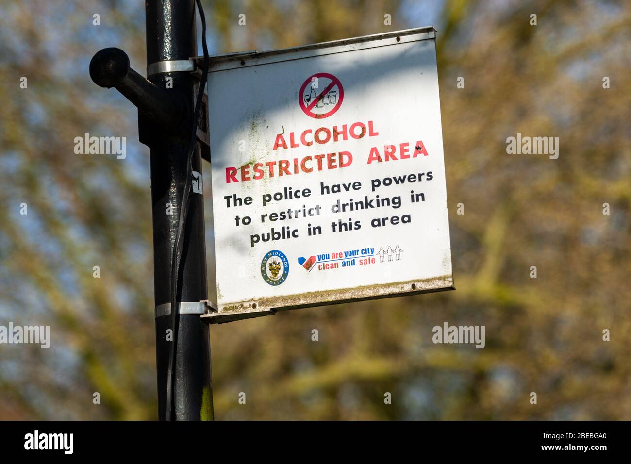 Signo que muestra el área restringida al alcohol, St Pauls Square, Birmingham, Reino Unido Foto de stock