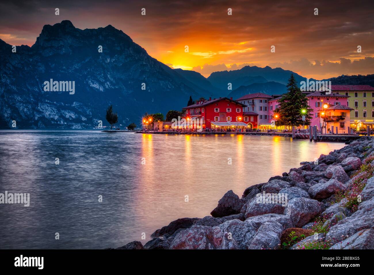 Destino turístico popular, el paseo Torbole en el lago de Garda al atardecer, en el pueblo de Testo, Italia Foto de stock