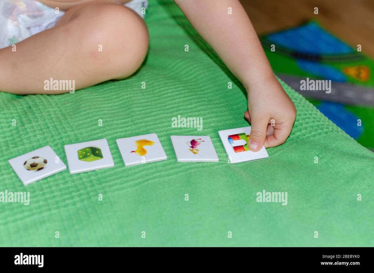 Niño que se alinea con juguetes en el suelo de la casa. Concepto de  educación para niños Fotografía de stock - Alamy
