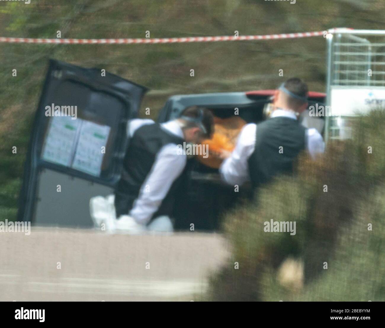 Brentwood Essex, Reino Unido. 13 de abril de 2020. Dos subparticipantes sacan su equipo de protección personal covid-19 en el hospital de la comunidad de Brentwood. Crédito: Ian Davidson/Alamy Live News Foto de stock