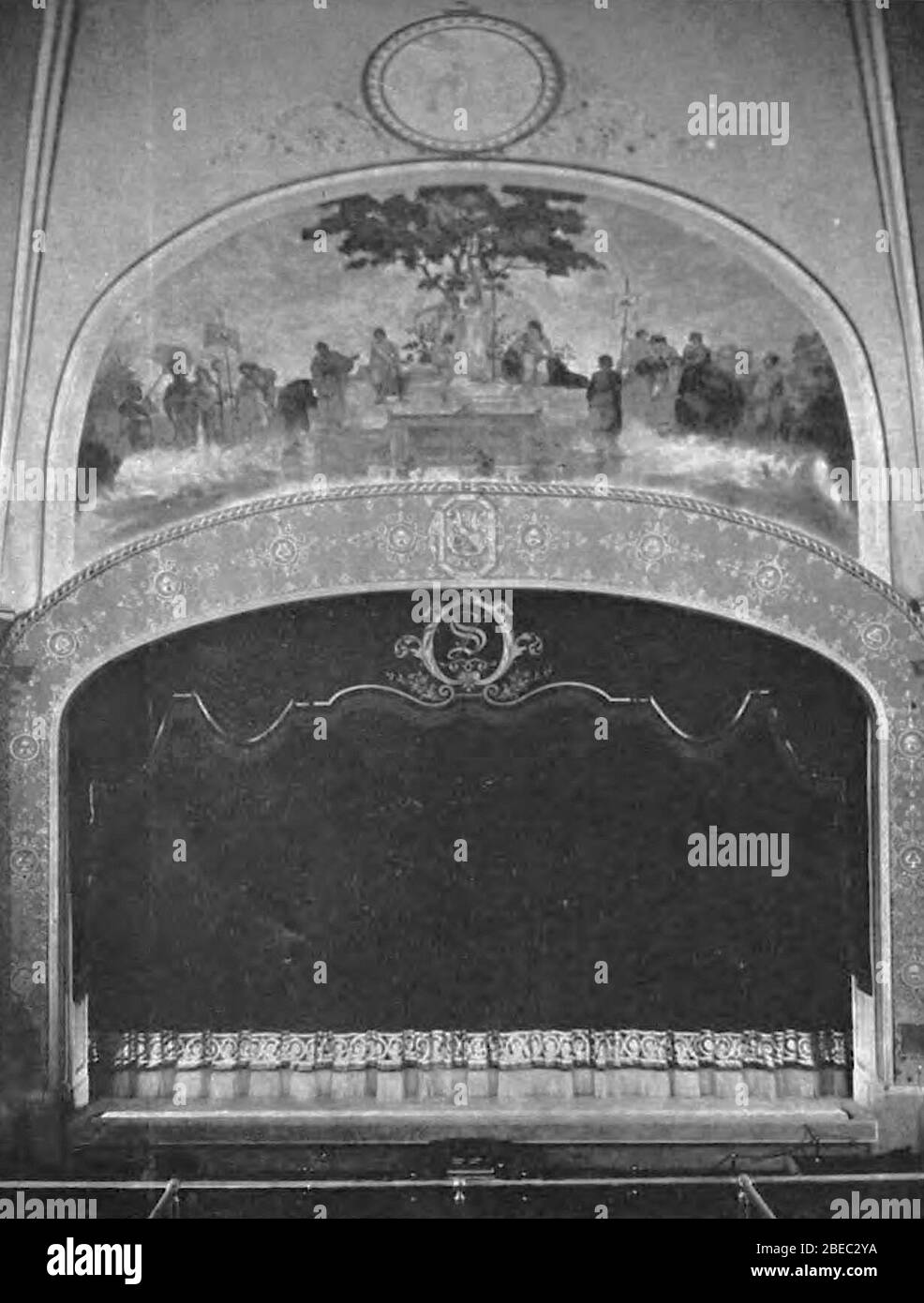 Como Se Dice Edificio En Inglés Inglés: Leyenda dice: Escenario mostrando proscenio arco, Strand Theater;  Publicado en diciembre de 1919; Arquitectura y edificio Vol. 51 no. 10  (diciembre de 1919) placa 146 (izquierda). El artículo que acompaña, The