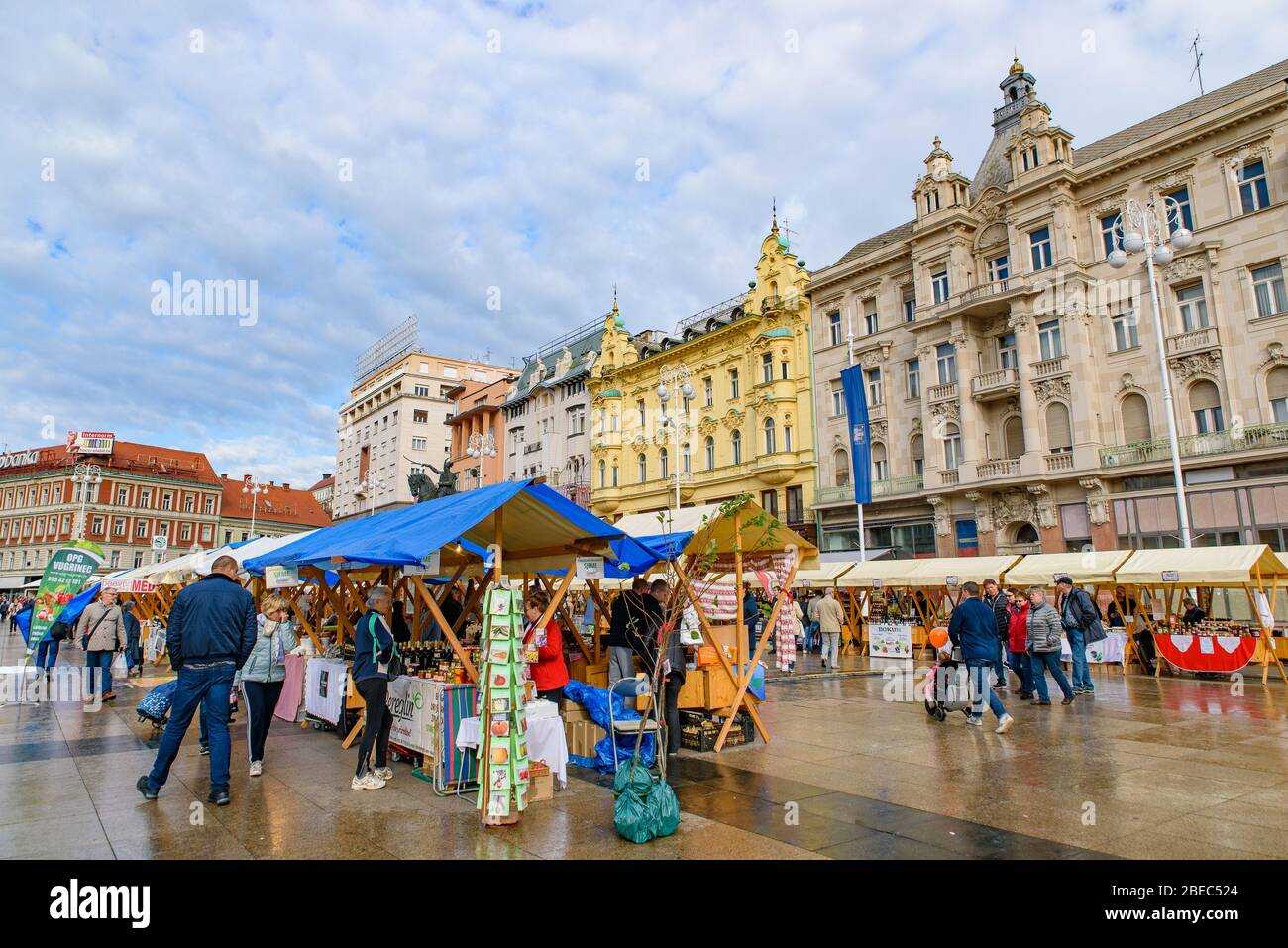 El mercado en la Plaza Ban Jelačić, la plaza central de la ciudad de Zagreb, Croacia Foto de stock
