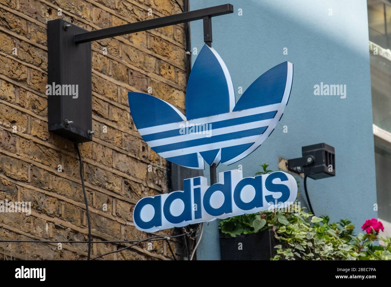 doble labios Donación LONDRES- MAYO, 2019: Logotipo de adidas fuera de la tienda en West End, una  Marca estadounidense de ropa deportiva internacionalmente famosa Fotografía  de stock - Alamy