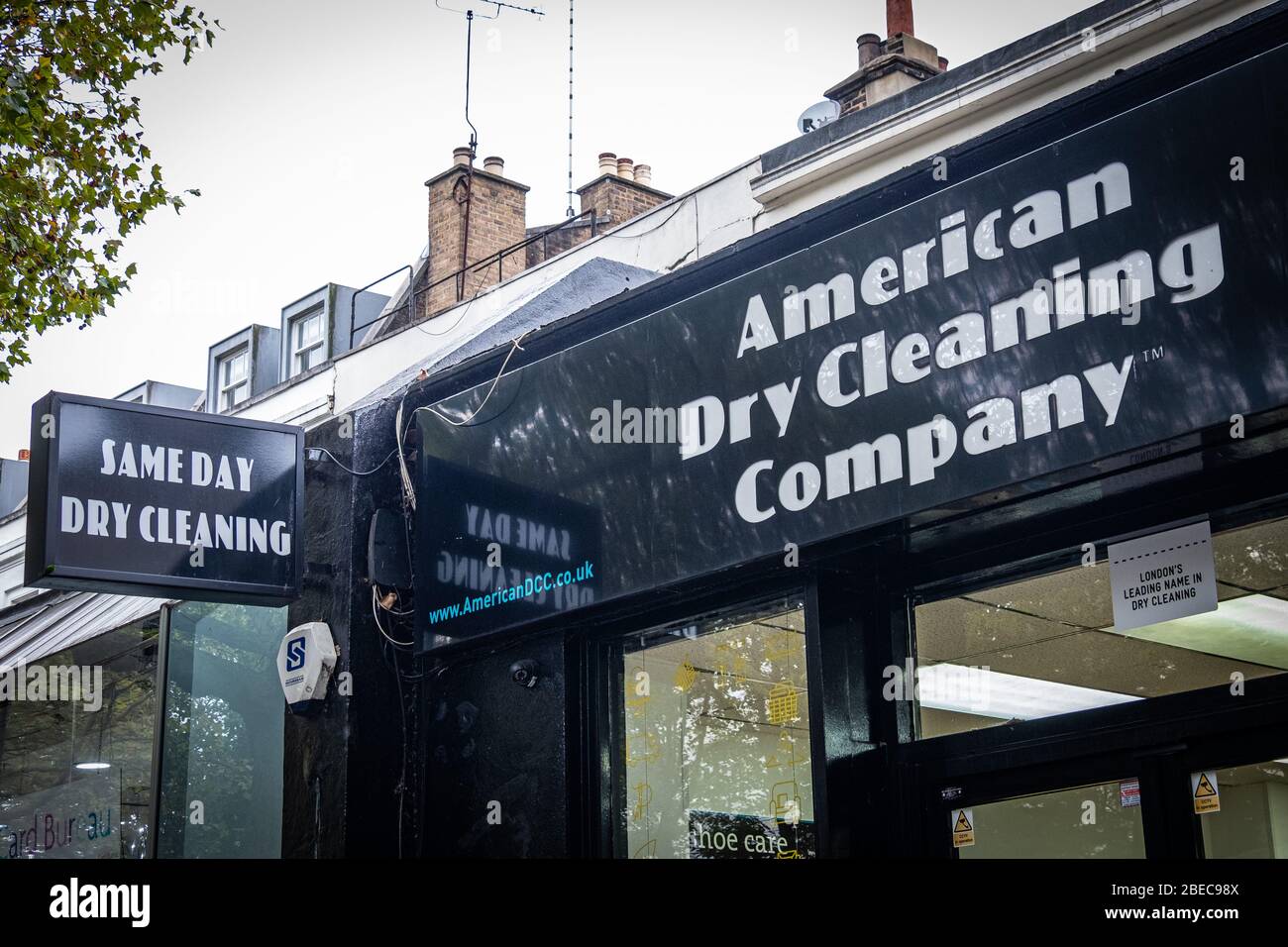 LONDRES-OCTUBRE, 2019: Tienda exterior de la American Dry Cleaning Company, una cadena de tintorería y tiendas de lavandería principalmente en Londres Foto de stock