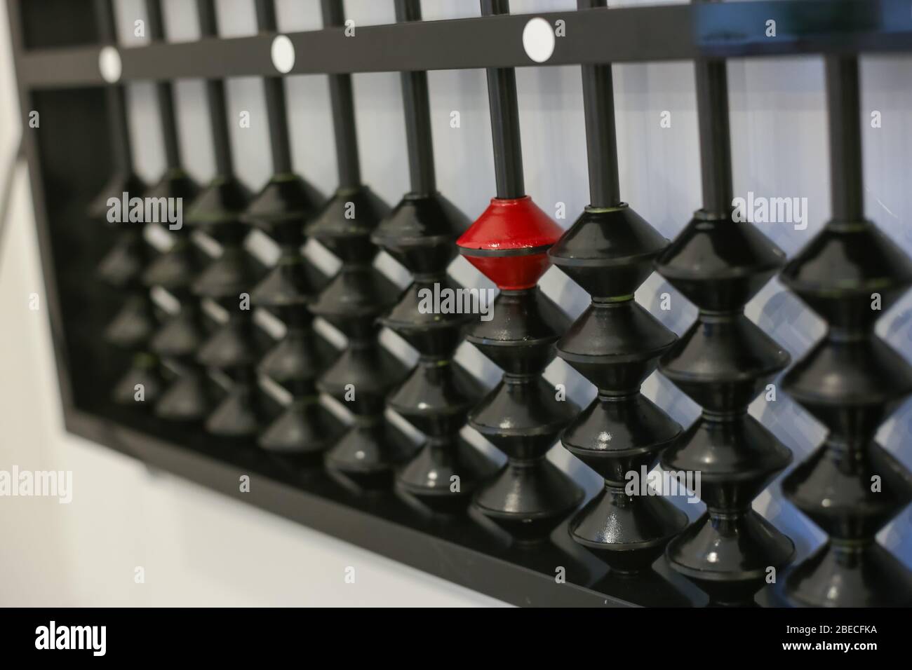 abacus negro de madera antigua aislado en el aula Foto de stock