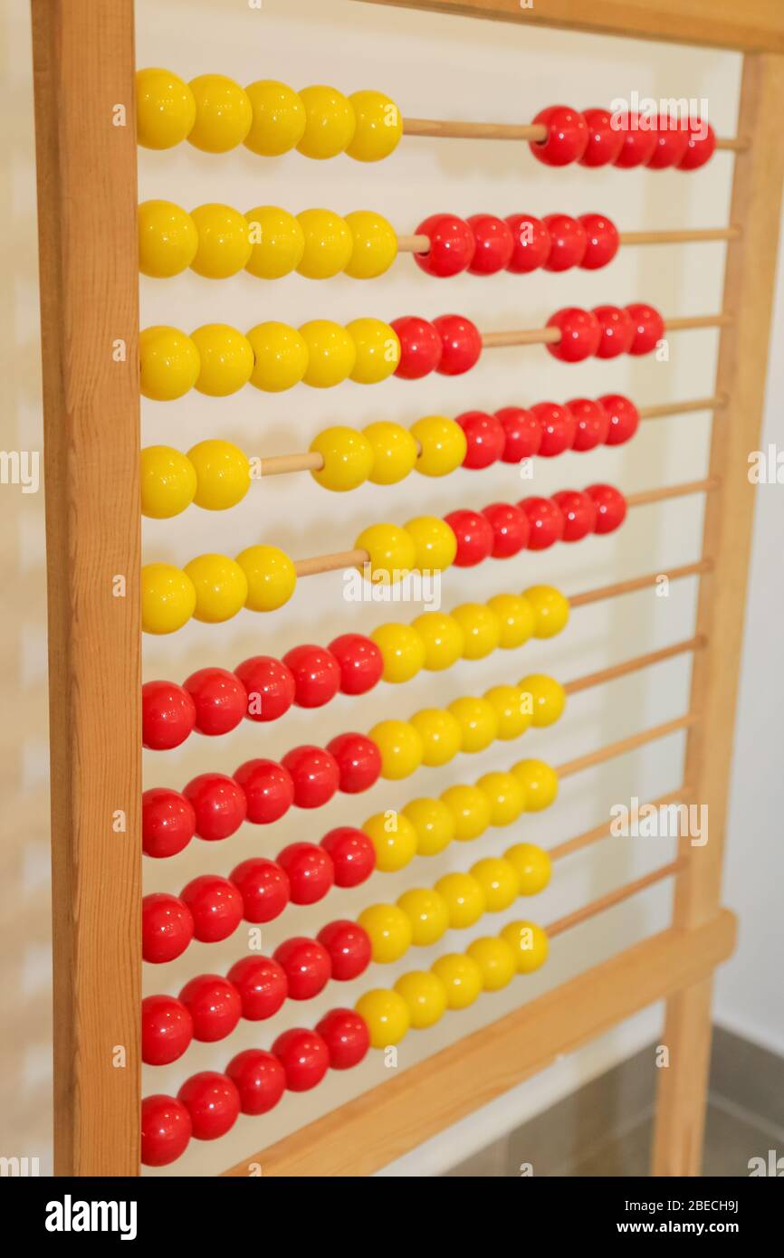abacus de madera antigua, roja y amarilla, aislados en el aula Foto de stock