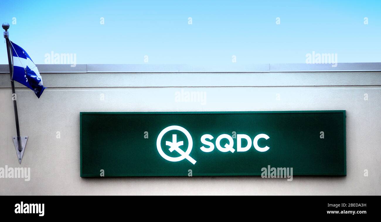 Trois-Rivières, Quebec/Canadá- el logotipo de SQDC en un edificio de la Sociedad de Cannabis de Quebec Foto de stock