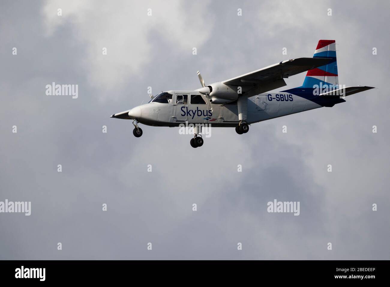 Islander aterrizando en las Islas de Scilly Foto de stock