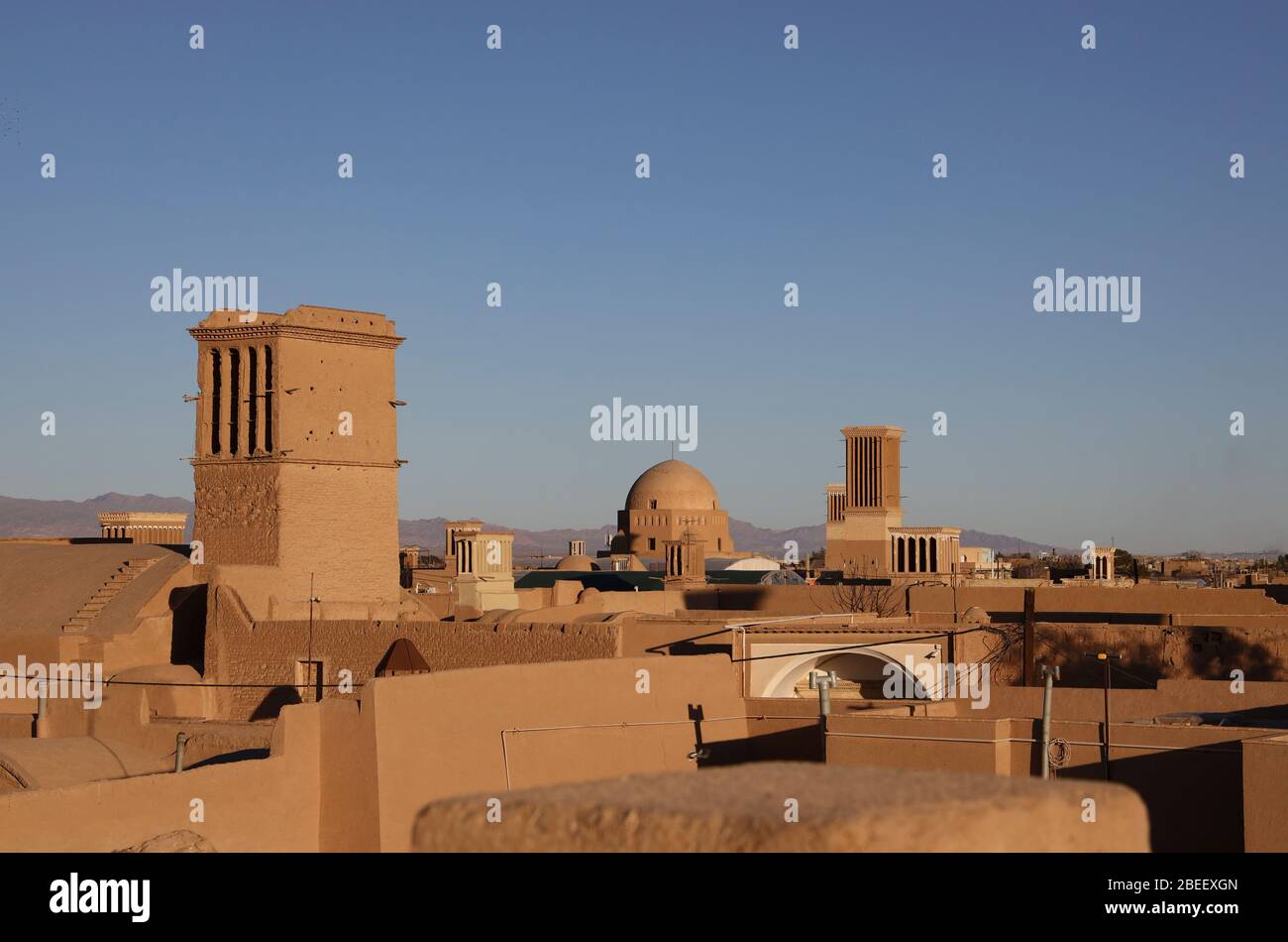 Vista de tejados con cortavientos, torres de viento (badgirs) en Yazd, Provincia de Yazd, Irán, Persia, Oriente Medio Foto de stock